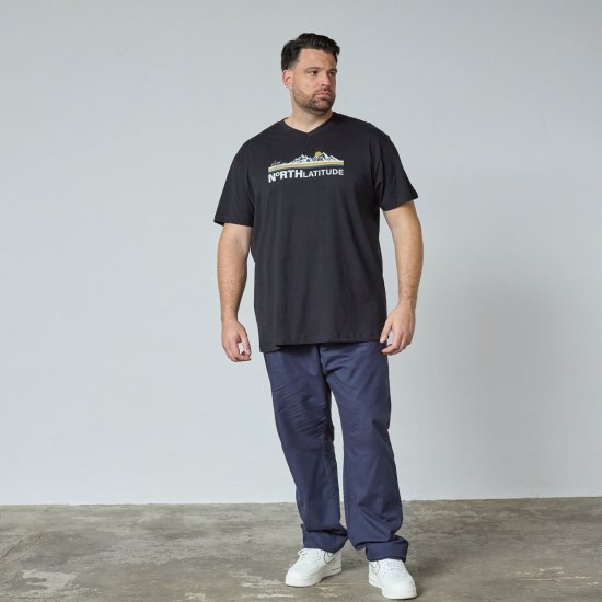 North Latitude Mountain T-Shirt V-Neck Juoda - TALL marškinėliai - Marškinėliai Aukštiems Vyrams