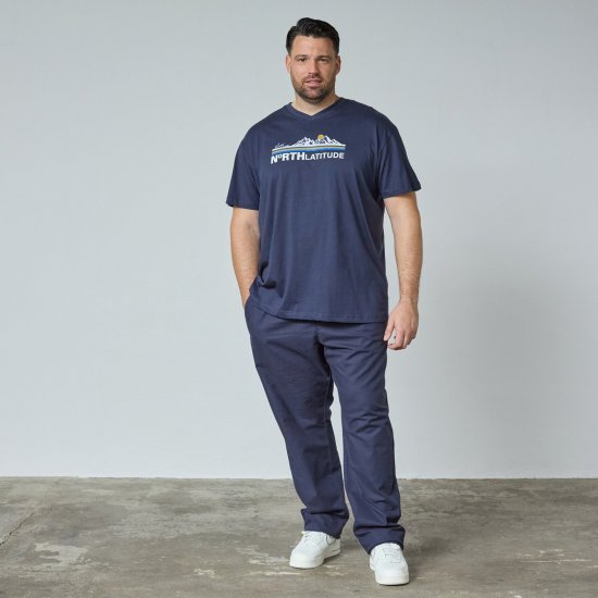 North Latitude Mountain T-Shirt V-Neck Tamsiai mėlyna - TALL marškinėliai - Marškinėliai Aukštiems Vyrams