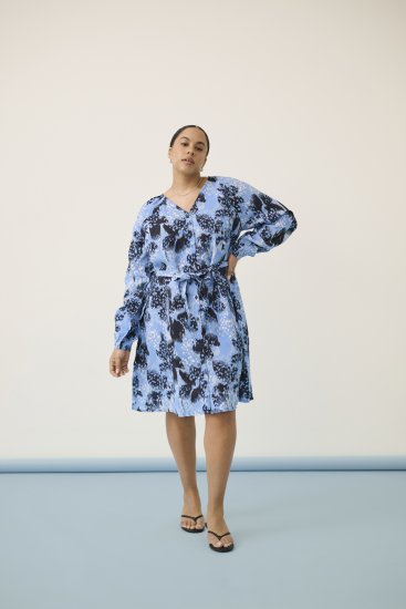 Kaffe Curve Aliana Dress Blue Flower Animal - Midi suknelės - 
